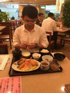 日本での最後の食事はミックスフライ定食でした